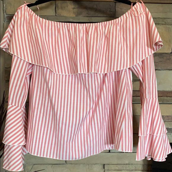 Cute bell sleeve top - Picture 1 of 3